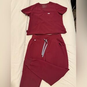 Figs women's scrub set in color Maroon